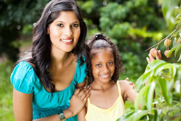 ライチの果樹園で母と娘 — ストック写真