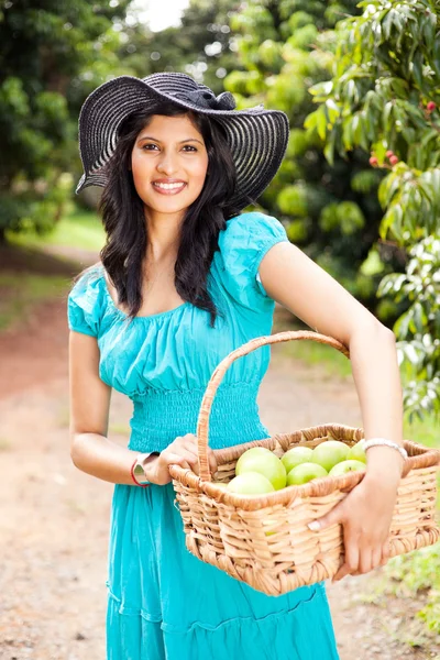 Vrouw in fruit boomgaard — Stockfoto