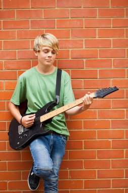 genç çocuk gitar çalmak