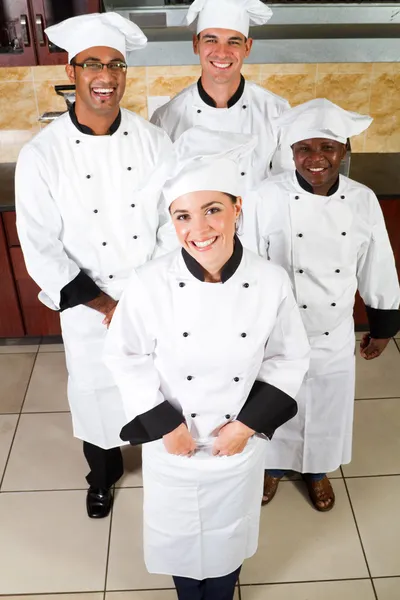 Chefs profissionais na cozinha — Fotografia de Stock