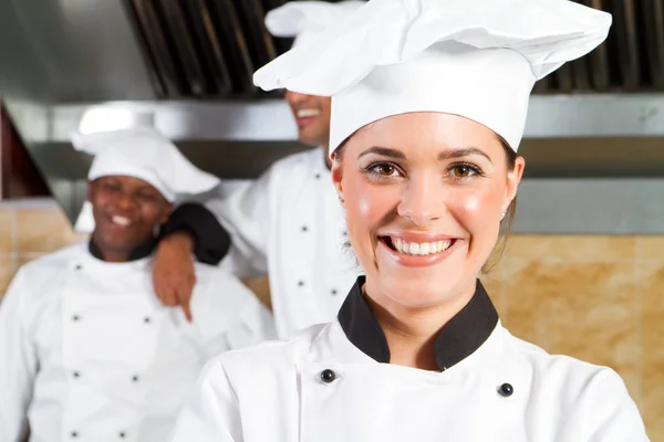 Mooie vrouwelijke chef-kok — Stockfoto