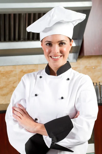 Portret van de vrouwelijke chef-kok in de keuken — Stockfoto