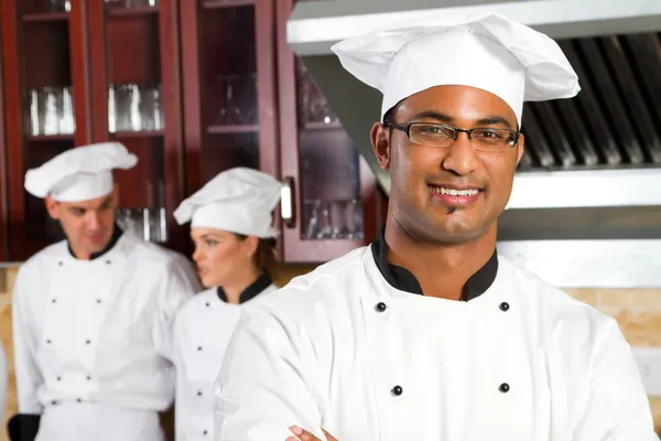 Professioneller indischer Koch — Stockfoto