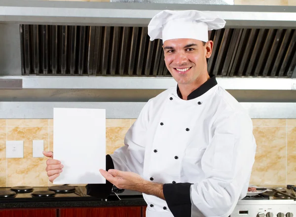 Молодий чоловічий шеф-кухар тримає білу дошку — стокове фото