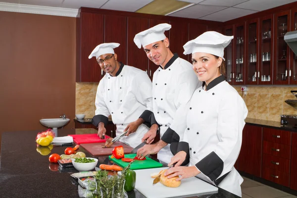 Cozinhando chefs profissionais na cozinha comercial — Fotografia de Stock