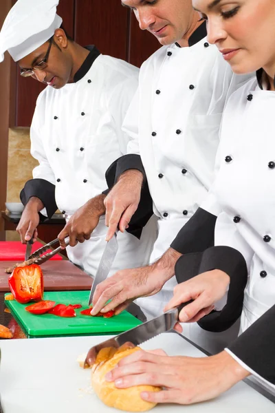 Chefs cozinhar na cozinha — Fotografia de Stock