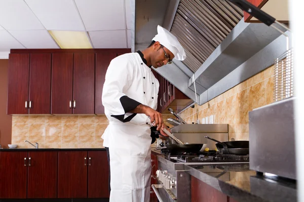 Чоловічий шеф-кухар готує на кухні — стокове фото