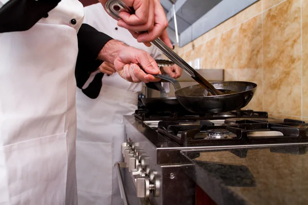 Szefowie kuchni gotowanie w kuchni — Zdjęcie stockowe