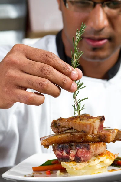 Professionnel chef garnir plat de viande — Photo