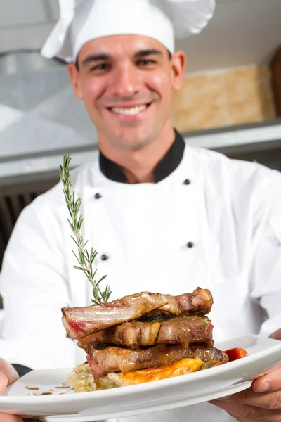 Chef profissional apresentando alimentos — Fotografia de Stock