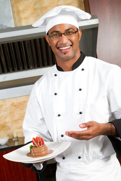 Chef presente sobremesa na cozinha comercial — Fotografia de Stock