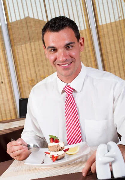 Клієнт їсть десерт у кафе — стокове фото