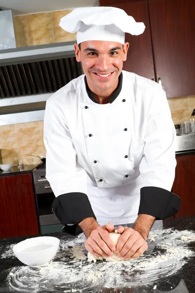 Щасливий чоловічий пекар робить тісто на кухні — стокове фото