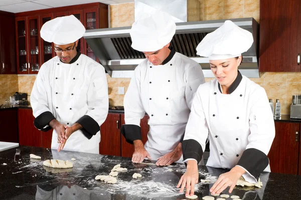 Chefs assar na cozinha — Fotografia de Stock