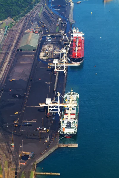 남아 프리 카 공화국 더 반 항구에 석탄을 적재 하는 선박 — 스톡 사진
