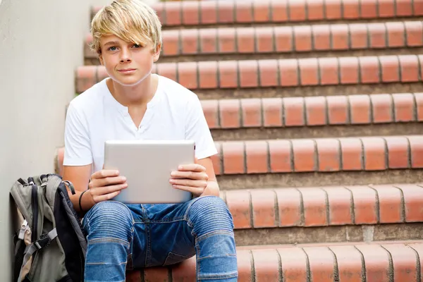 태블릿 컴퓨터를 사용 하 여 십 대 소년 — 스톡 사진
