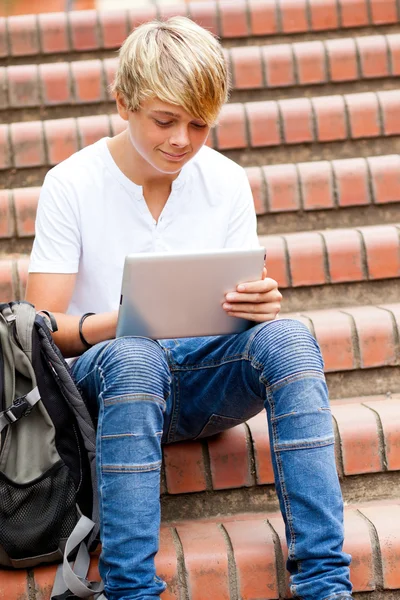 Adolescente ragazzo utilizzando tablet computer — Foto Stock