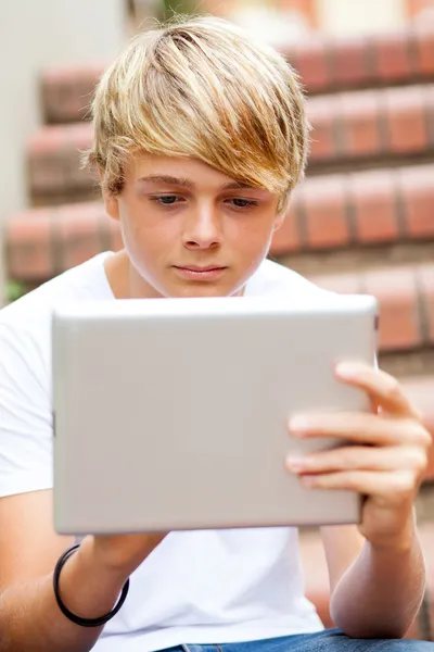 Teen boy pomocí tabletového počítače — Stock fotografie