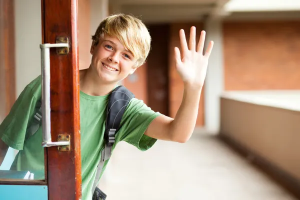Middelbare school jongen zwaaien vaarwel — Stockfoto