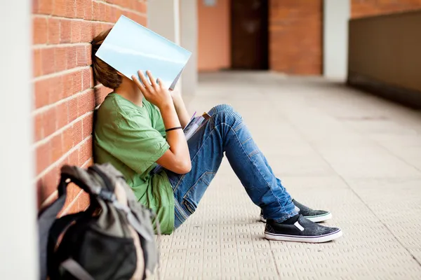 Estudante do ensino médio cansado na escola — Fotografia de Stock