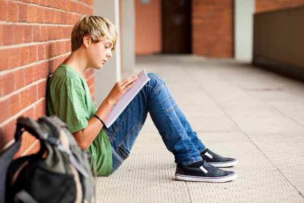 Tonåring high school-student som läser bok — Stockfoto