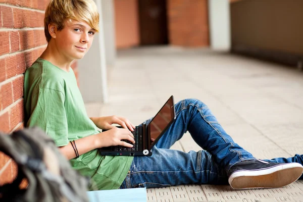 Estudante adolescente usando laptop na escola — Fotografia de Stock