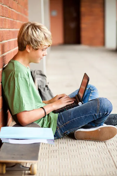 Estudante do ensino médio usando laptop — Fotografia de Stock