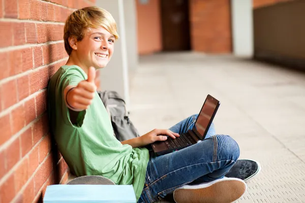 Tizenéves diák hüvelykujjával felfelé — Stock Fotó