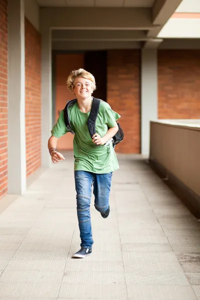 Estudante do ensino médio correndo na passagem da escola — Fotografia de Stock