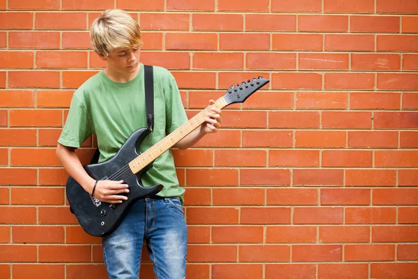 Tiener jongen spelen gitaar — Stockfoto