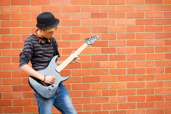 Teen chlapec hraje na kytaru venku — Stock fotografie