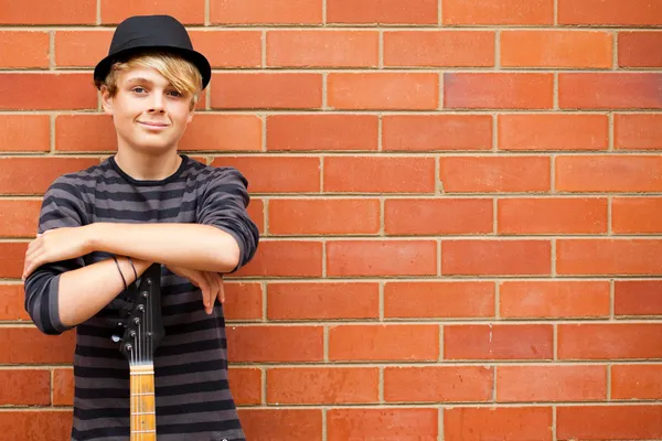 Dospívající chlapec s kytarou — Stock fotografie