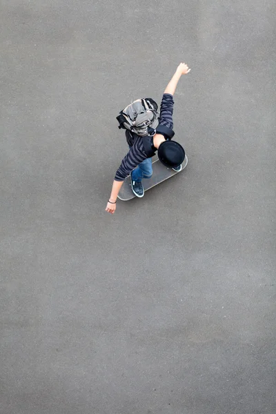 Teen boy skateboarding — Stock Photo, Image