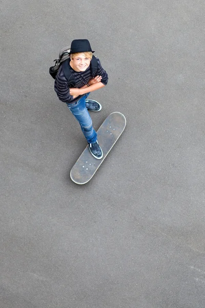 Έφηβος skateboarder κοιτώντας ψηλά — Φωτογραφία Αρχείου