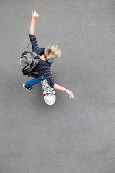 Вид зверху хлопчика-підлітка скейтбординг — стокове фото