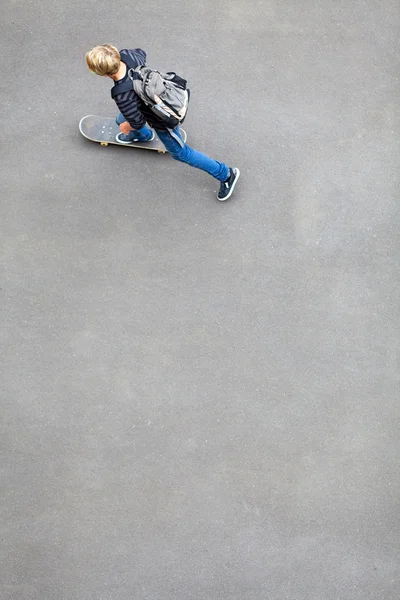 Teen boy skateboarding — Stock Photo, Image