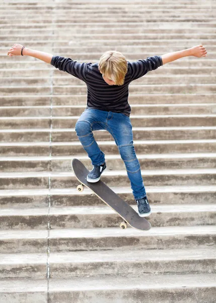 Tiener jongen skateboarden — Stockfoto