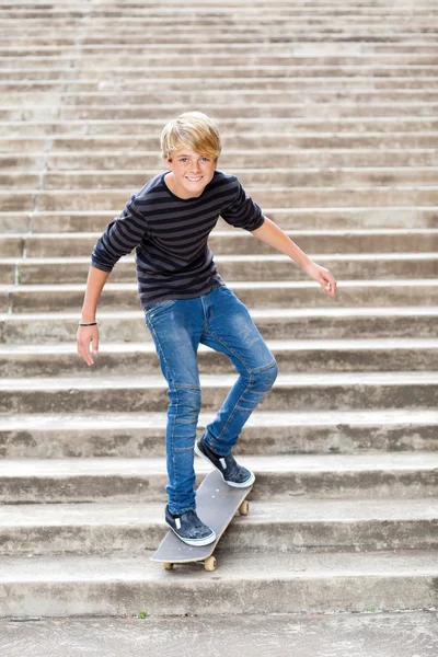 किशोर लड़का स्केटबोर्डिंग — स्टॉक फ़ोटो, इमेज