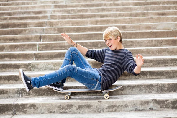 Speelse tiener jongen op skateboard — Stok fotoğraf