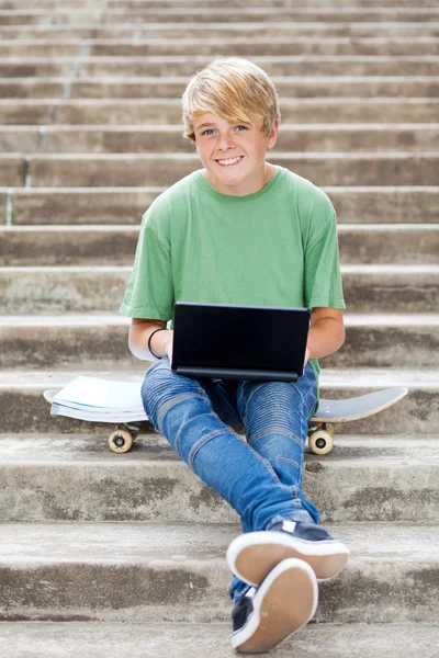 Adolescente menino com laptop — Fotografia de Stock