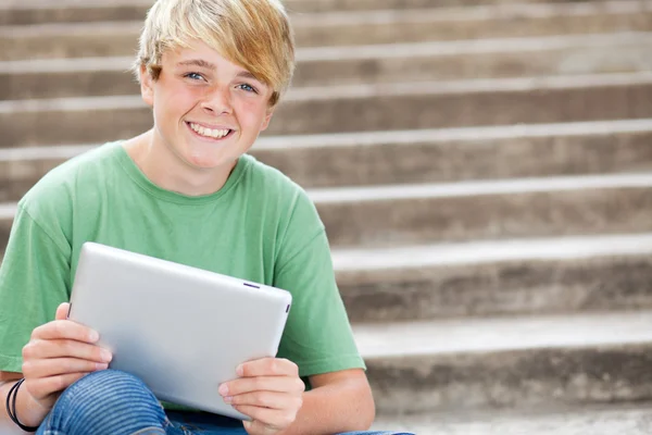 Tiener jongen met behulp van tablet pc — Stockfoto