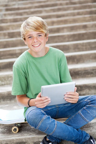 Αγόρι εφήβων που χρησιμοποιούν τον υπολογιστή tablet — Φωτογραφία Αρχείου