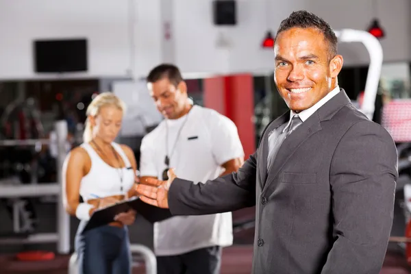 Gym Manager verwelkomt klant — Stockfoto
