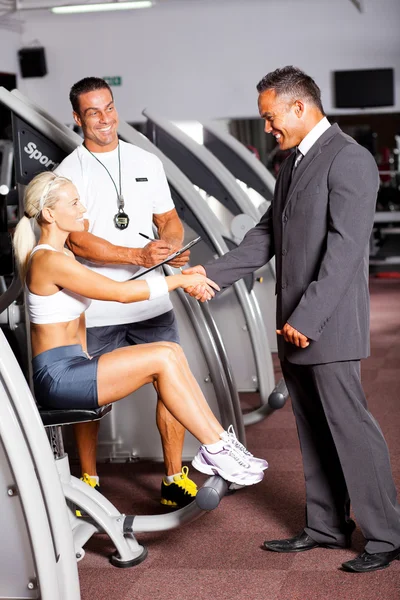 Gym manager groet klant — Stockfoto