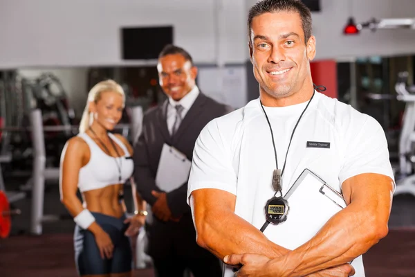Muscular gym trainer — Stock Photo, Image