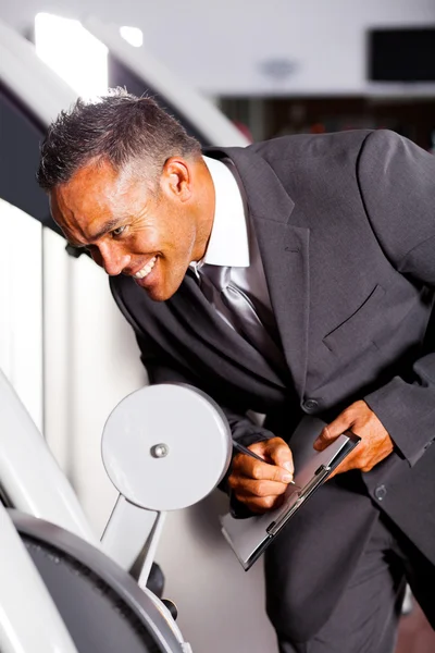 Gym manager doen van inventaris van uitrusting — Stockfoto