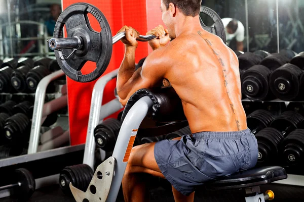 Hombre haciendo ejercicio con barra de pesas — Foto de Stock