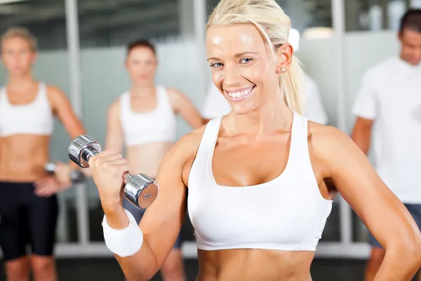 Fitness kobieta robi hantle ćwiczenia w siłowni — Zdjęcie stockowe