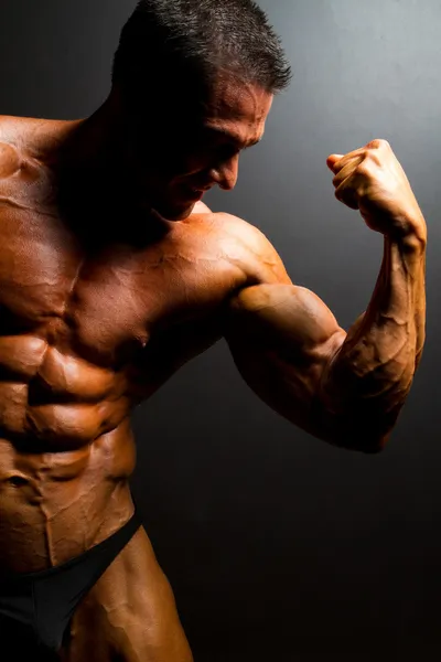 Muskelkräftiger Bodybuilder — Stockfoto