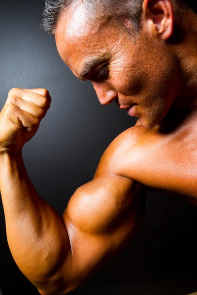肌肉男子表现坚强的手臂 — 图库照片